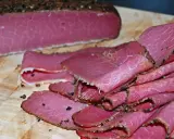 Pokrojone plastry pastrami, idealne do kanapki. Ten przepis na pastrami jest prosty i pyszny.