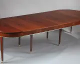Table ovale en acajou, style épuré de l'époque Directoire, avec des sabots en laiton.