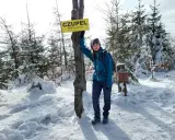 Dziewczyna na szczycie Czupel, 933 m n.p.m. Zimowa trasa w śniegu, piękne widoki.