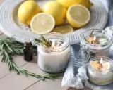 Candele profumate con limone e rosmarino, ideali per capire come eliminare gli insetti in casa in modo naturale.