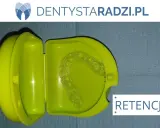 Przezroczyste nakładki na zęby po aparacie ortodontycznym w zielonym etui. Retencja dla pięknego uśmiechu.