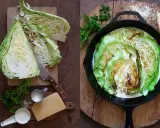 En hel spetskål halverad och tillagad i en gjutjärnspanna med gräddig sås. Ingredienser som ost och persilja syns bredvid.