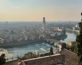 Vista panoramica di Verona con l'Adige, il Ponte Pietra e la Torre dei Lamberti. Un assaggio di cosa vedere a Verona, tra storia e bellezza.