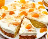 Ein saftiger Fantakuchen, perfekt als Tassenrezept, mit viel Sahne und Mandarinenstücken bestreut.