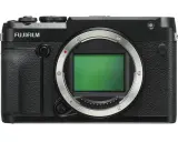 Cámara Fujifilm GFX 50R negra, con sensor verde visible y montura plateada.