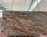 Lastra di marmo rosso con venature grigie e bianche, ideale per un pavimento o un elegante arredamento.
