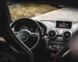 Wnętrze Audi RS1: kierownica, deska rozdzielcza z ekranem multimediów i nawiewami. Gotowy do jazdy.