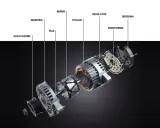 Rozłożony alternator: koło pasowe, obudowa, wał, wirnik, stojan, regulator, prostownik. Poznaj budowę alternatora.