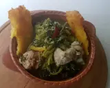 Un saporito piatto di verdure selvatiche con salsiccia e polenta fritta, un classico tra i piatti tipici Avellino.