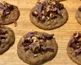 Délicieux cookies faits maison, parfaits pour une recette cookies noisette chocolat. Ils sont garnis de morceaux de chocolat et de noisettes concassées.