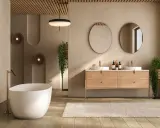 Salle de bain épurée avec baignoire îlot, double vasque et tapis. Le beige et le bois créent une ambiance zen, une couleur à éviter dans une salle de bain serait le noir intense.