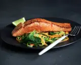 Salmone succulento su letto di verdure miste, un piatto da provare nelle migliori rimini restauracje.