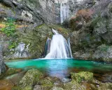 Impresionantes cascadas en Albacete, con agua turquesa cayendo por rocas cubiertas de musgo. Un paisaje natural de ensueño.