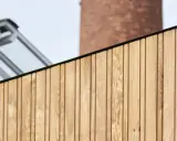 Fachada de madera y estructura acristalada, ideal para proyectos de subvenciones eficiencia energética Galicia.