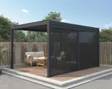Une veranda bioclimatique, c'est quoi ? Un espace extérieur moderne avec salon, table et pare-soleil, idéal pour profiter du jardin.