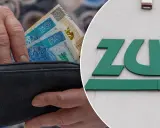 Ręka wkłada pieniądze do portmonetki, obok zielone logo ZUS. Każdy beneficjent czeka na swoje świadczenia.