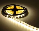 Zwijana taśma LED SMD 5630, świecąca ciepłym białym światłem. Idealna do tworzenia nastrojowego oświetlenia.