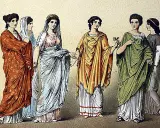 Sechs Frauen in farbenprächtiger Kleidung im alten Rom, von Rot bis Grün, mit kunstvollen Gewändern und Frisuren.