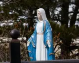 Figurka Matki Boskiej w błękitnym płaszczu, z białą chustą na głowie. 8 grudnia święto, czas zadumy i refleksji.