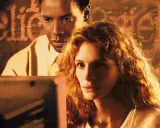 Denzel Washington och Julia Roberts i en dramatisk scen från filmen "Pelican Brief". De tittar intensivt på en datorskärm.