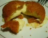 Pyszny camembert w panierce, z którego wypływa gorący, ciągnący się ser. Idealna przekąska na ciepło.