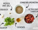 Zutaten für leckere Pesto Rezepte: Basilikum, Knoblauch, Sonnenblumenkerne, getrocknete Tomaten, Olivenöl, Pfeffer und Salz.