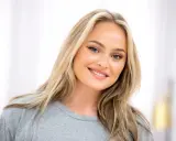 En leende ung kvinna med blont hår och blå ögon, en av många svenska influencers som inspirerar sina följare.