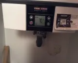 Stiebel Eltron Durchlauferhitzer mit Anzeige 70°C. Entkalken ist wichtig für die Leistung.