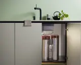 Unter der Küchenarbeitsplatte verbergen sich die Quooker-Behälter. So funktioniert Quooker: Wasser wird erhitzt und gespeichert, um sofort kochendes Wasser zu liefern.
