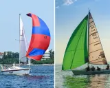 Deux voiliers naviguent sur l'eau. L'un arbore une grande voile rouge et bleue, prête à choquer. L'autre est équipé d'une voile verte éclatante.