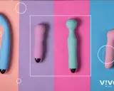 Cuatro vibradores de colores pastel, uno azul curvo, dos rosas y uno turquesa, listos para explorar el placer y el dildo punto g.