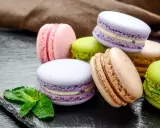 Douceurs colorées, ces macarons évoquent les spécialités parisiennes. Une touche de menthe et une gousse de vanille complètent ce tableau gourmand.