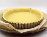 Pâte briochée prête à être cuite dans un moule à tarte. Idéal pour une recette de tarte sucrée ou salée.