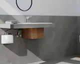 Moderner **Durchlauferhitzer** unter dem Waschbecken im **Bad**. Neben dem WC und dem Waschbecken mit Holzelement.