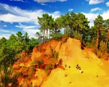 Sentieri color ocra e verdi boschi: ecco cosa vedere a Roussillon, un paesaggio unico nel sud della Francia.