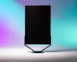 En vertikal solpanel 450w står på ett stativ mot en bakgrund med lila och turkosa färgövergångar.
