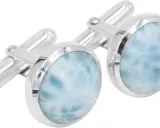 Gemelli eleganti con pietra del gemelli azzurra, che ricorda le onde del mare.