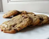 Une assiette de cookies moelleux aux pépites de chocolat, prêts à être dégustés.