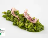 Arroz verde vibrante con tentáculos de calamar, inspirado en el plancton marino. Un plato que evoca la fuerza del león marino.