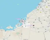 Mapa pokazuje, gdzie jest Abu Dhabi, z zaznaczonymi Luwrem Abu Dhabi i pustynią Al Khatim.