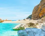 Cala Mariolu na Sardynii: turkusowa woda, piaszczysta plaża i skaliste klify. Rajskie widoki!