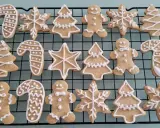 Galletas de jengibre decoradas con glaseado blanco: hombres, árboles, bastones de caramelo y copos de nieve.