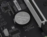 Pile CR2032 sur une carte mère, prête pour un reset BIOS.