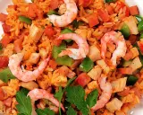 En närbild av en läcker jambalaya med ris, räkor, kyckling, korv och paprika. Perfekt för ett jambalaya recept!