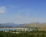 Vista panoramica del porto di Maiorca con montagne sullo sfondo e un mare pieno di barche.