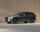 El elegante Volvo XC60 2026, un SUV moderno en color gris oscuro, se exhibe con sus distintivas llantas y líneas aerodinámicas.