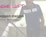Mann mit Sauerstoffgerät steigt Treppen. Mehr Luft für COPD-Patienten.