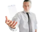 Mężczyzna w białej koszuli i krawacie trzyma w dłoni przezroczysty telefon, symbol przyszłości technologii.