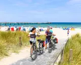 Ein Paar genießt eine Radtour an der Ostsee. Perfekt für Radtouren und Sternfahrten in Deutschland.