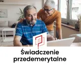 Para starszych osób z uśmiechem przegląda dokumenty na laptopie, omawiając nowe świadczenia przedemerytalne.